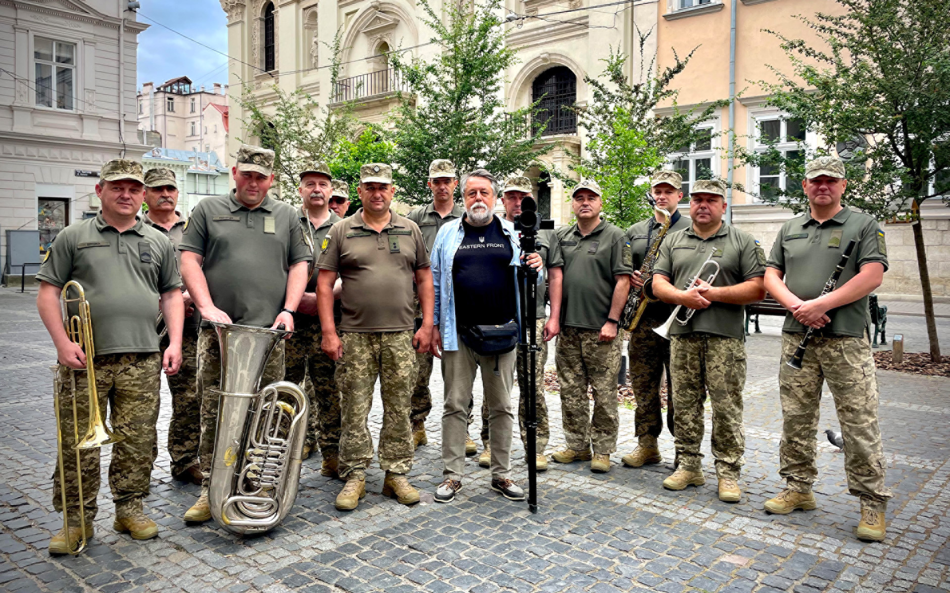 The filmmaker poses with the orchestra of the National Infantry Academy during the shooting of "Time to the Target", Mansky's latest film.