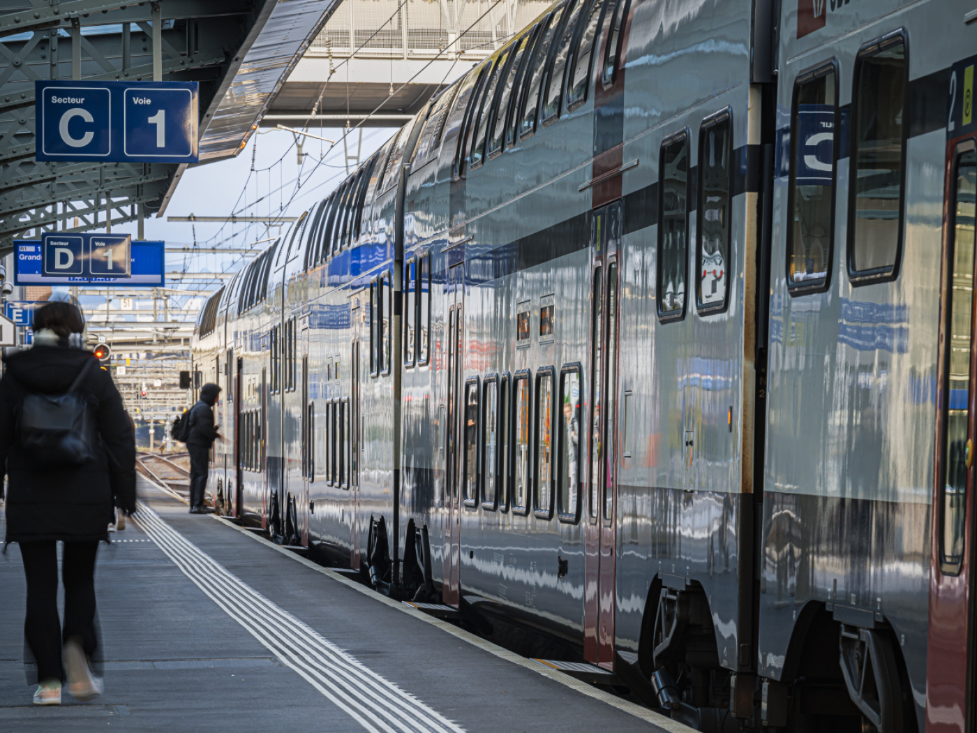 treno a due piani delle ffs fermo in una stazione romanda