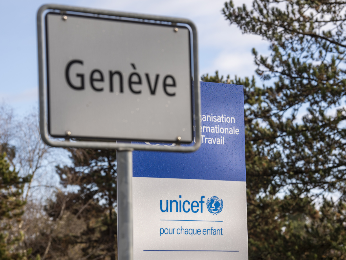 cartello GINEVRA davanti al cartello che indica gli uffici dell'unicef