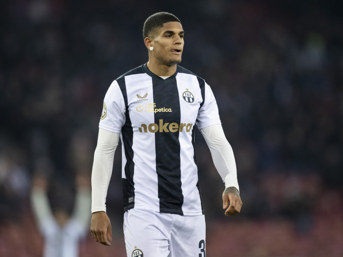 Daniel Denoon in campo con la maglia del FCZ