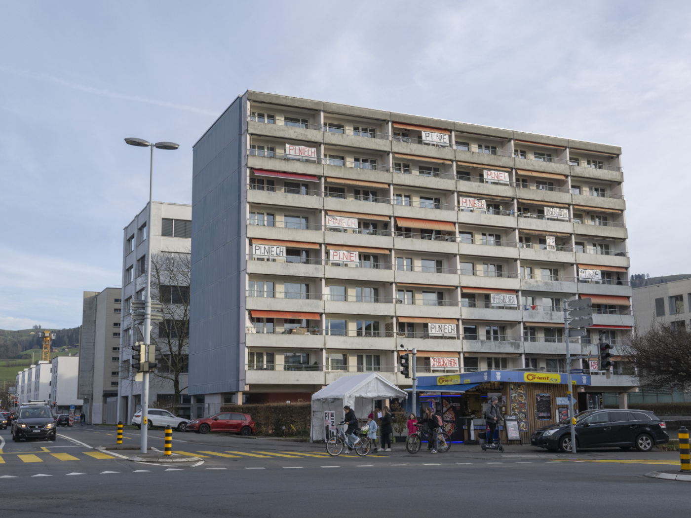 Average Swiss monthly household income in 2023 was CHF7,186