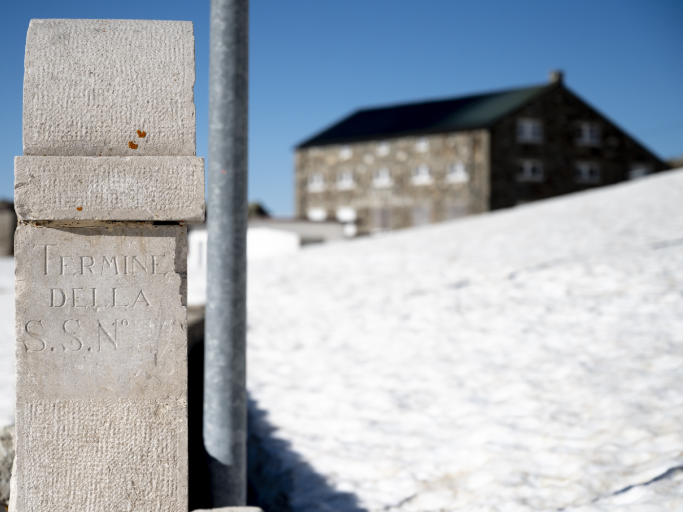 indicatore stradale sul passo del gran san bernardo