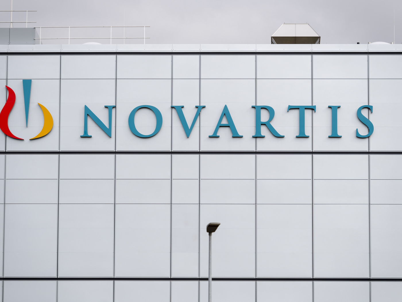 Novartis revoit à la hausse ses objectifs de croissance à moyen terme, tout en les modérant