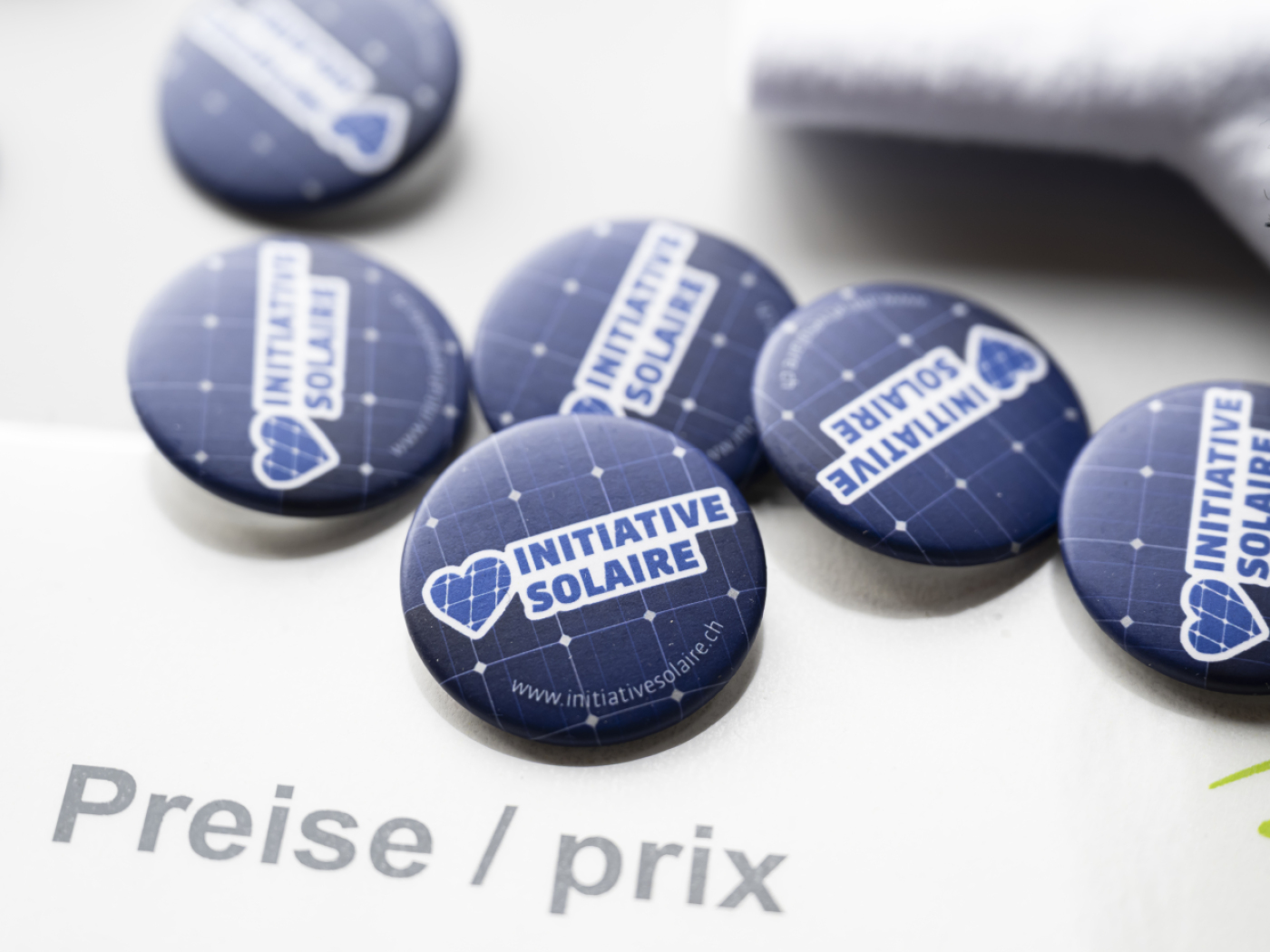 spille con scritta iniziativa solare