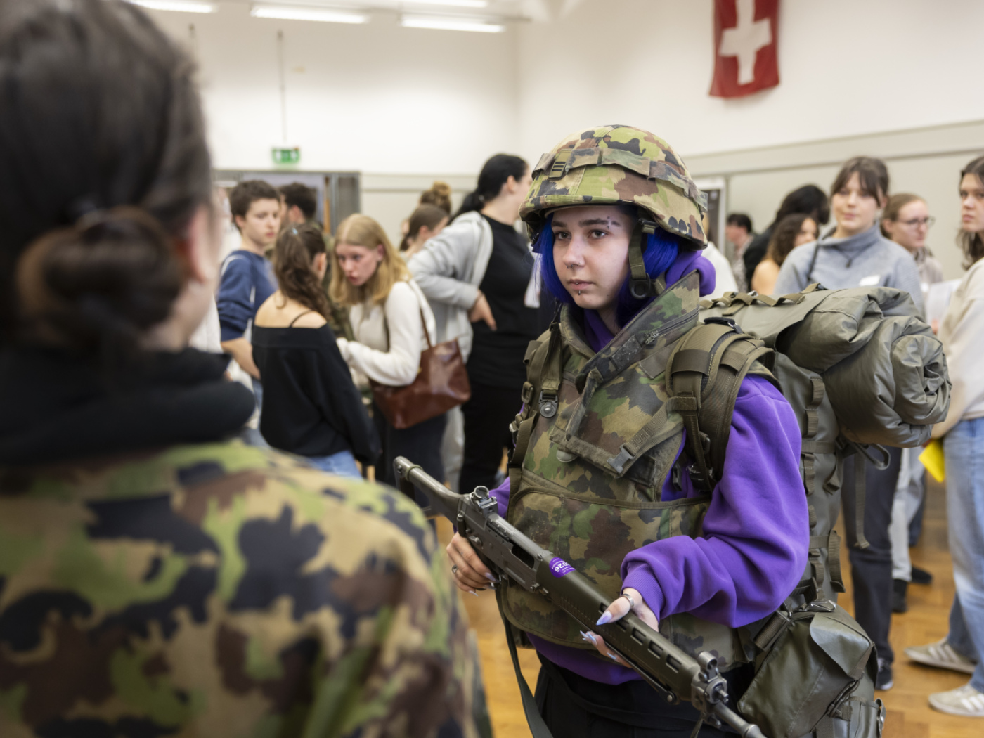 ragazza con tenuta militare e fucile in mano