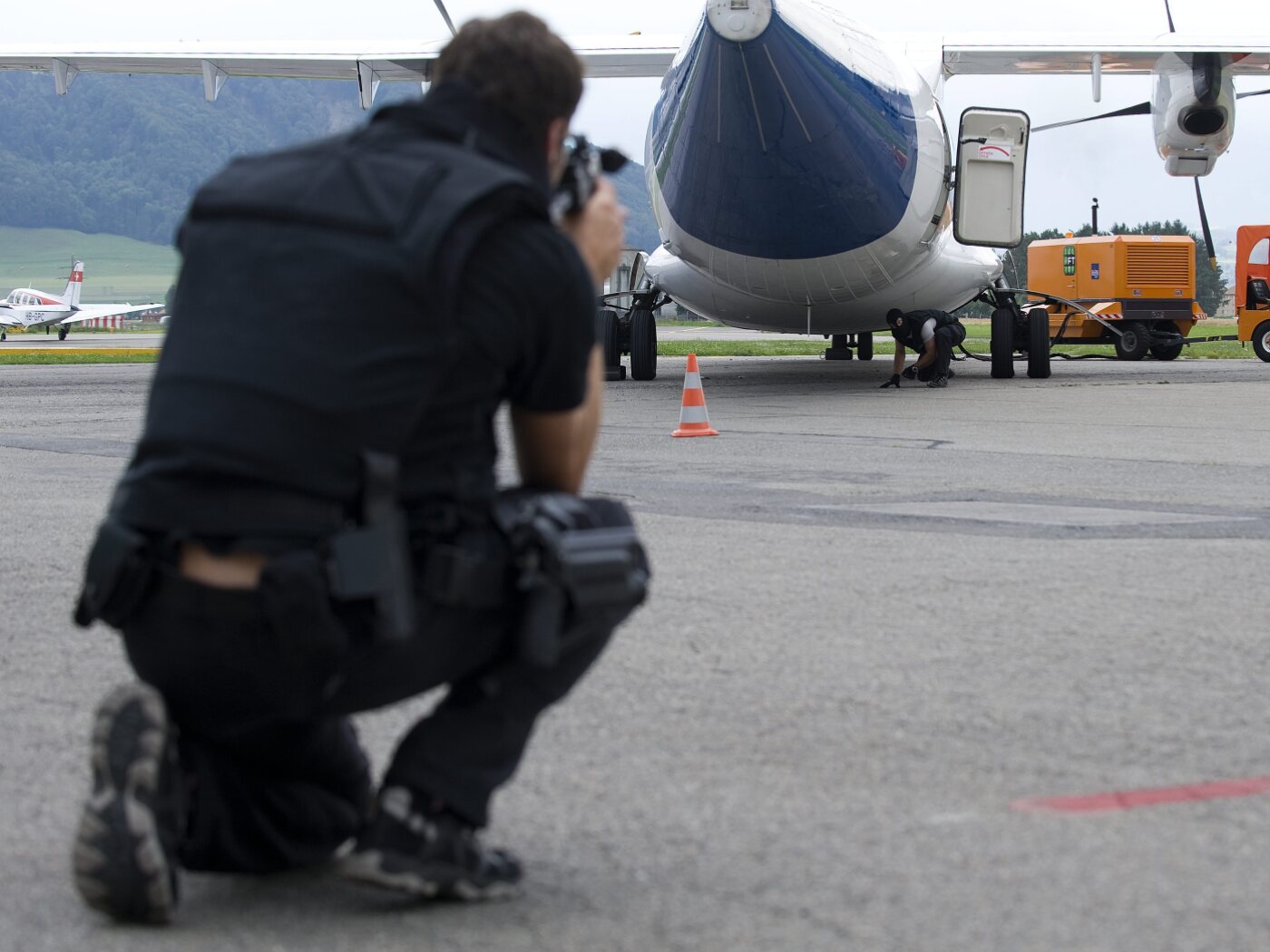 giornalista fotografa un aereo fermo in pista