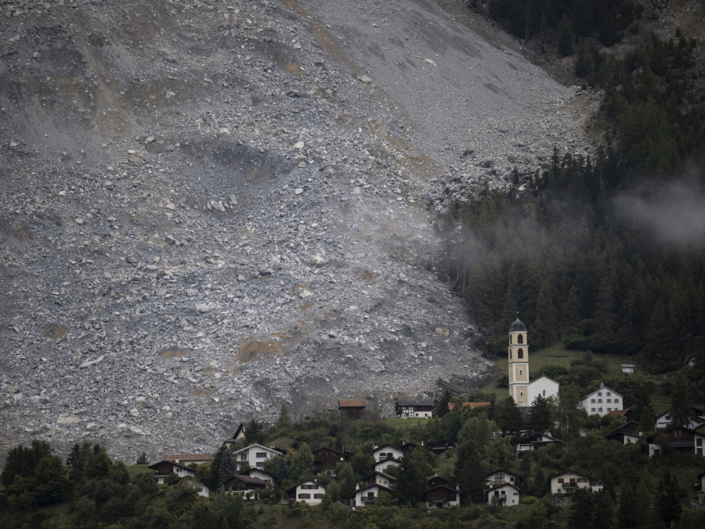 Smaller rockfalls above Brienz GR but no rockfall yet
