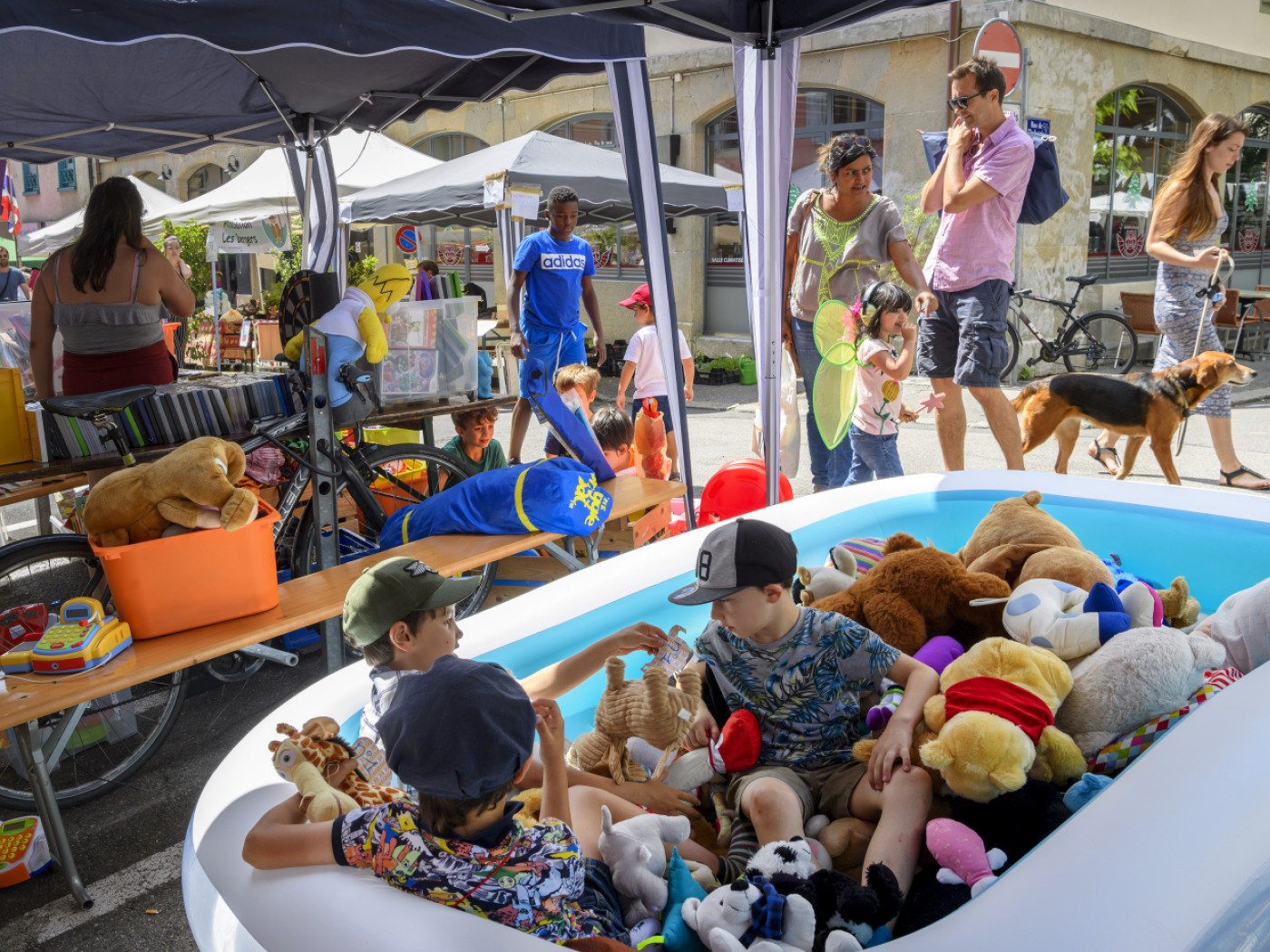 bambini giocano in una piscina gonfibile piena di peluche