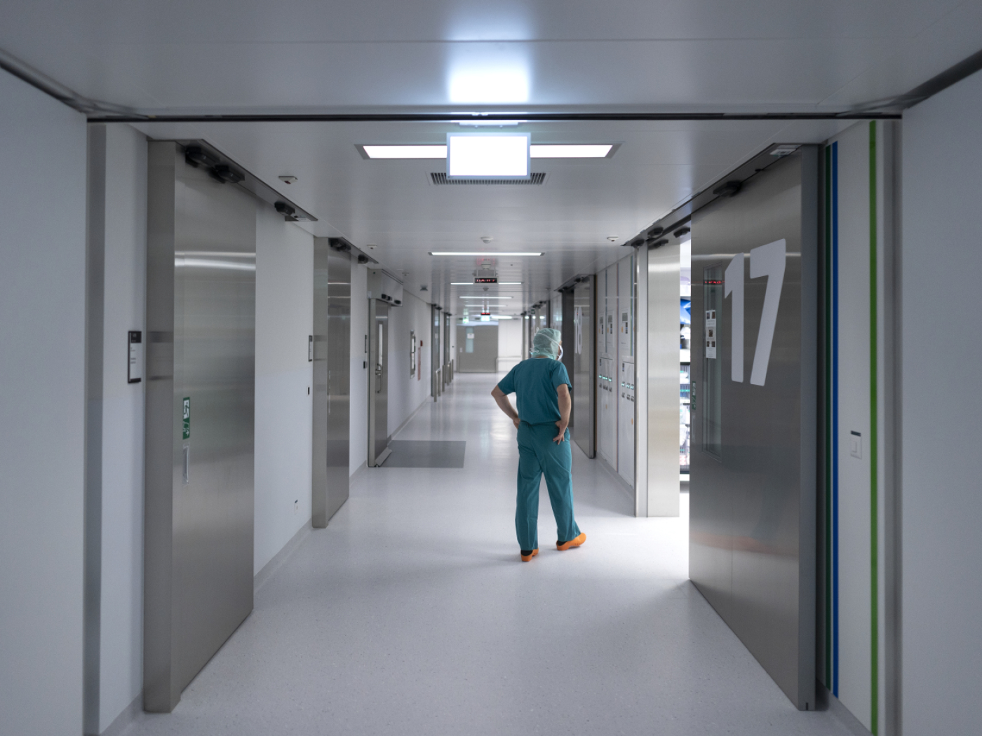 persona curante in corridoio di ospedale