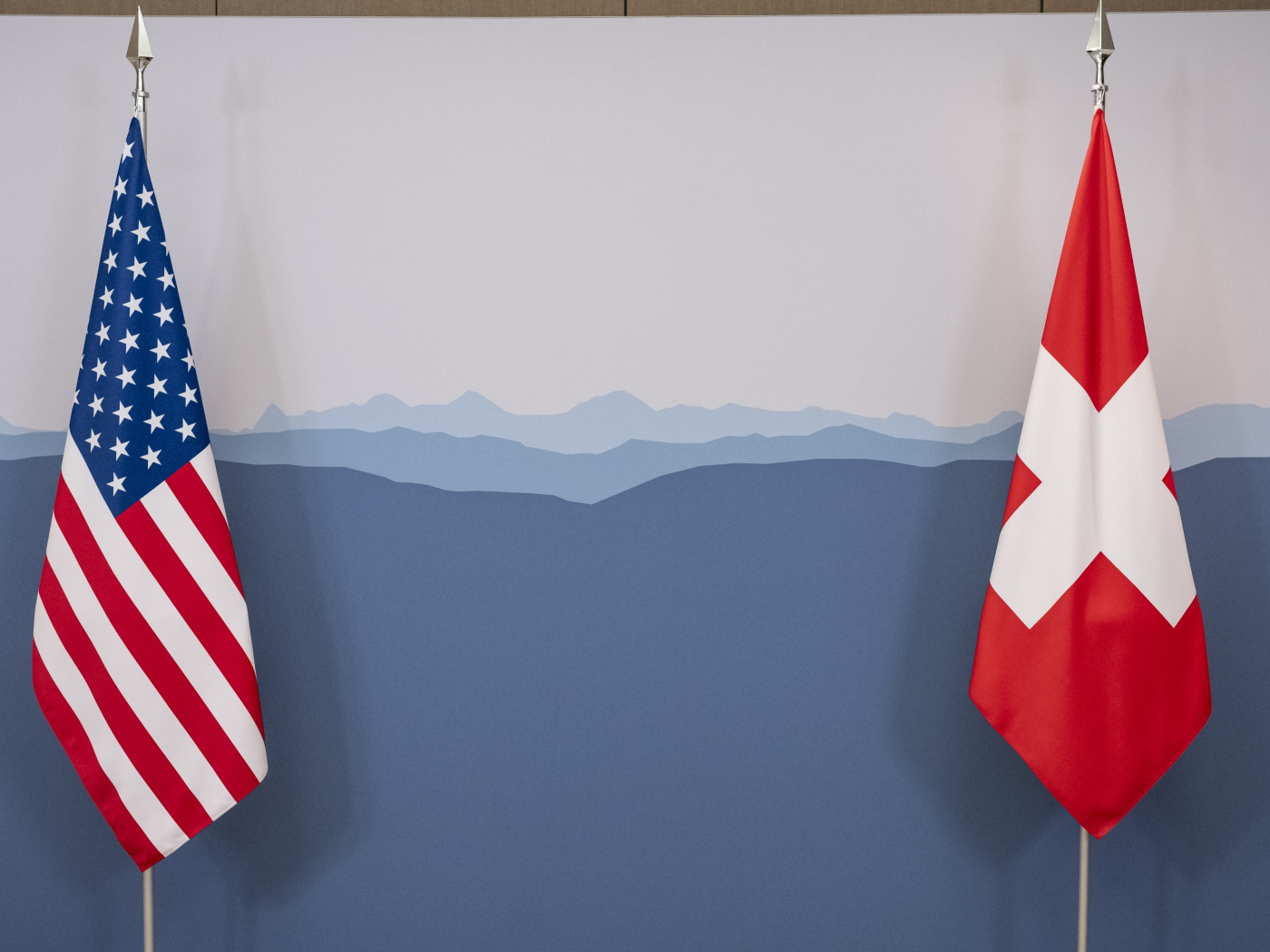 Министр экономики Швейцарии прилетел в США, его сопровождает директор Государственного секретариата по экономическим вопросам.