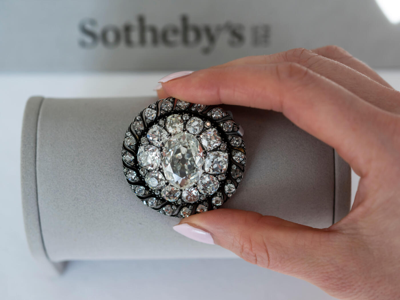 Napoleon's brooch sold at auction for around 3.5 million francs