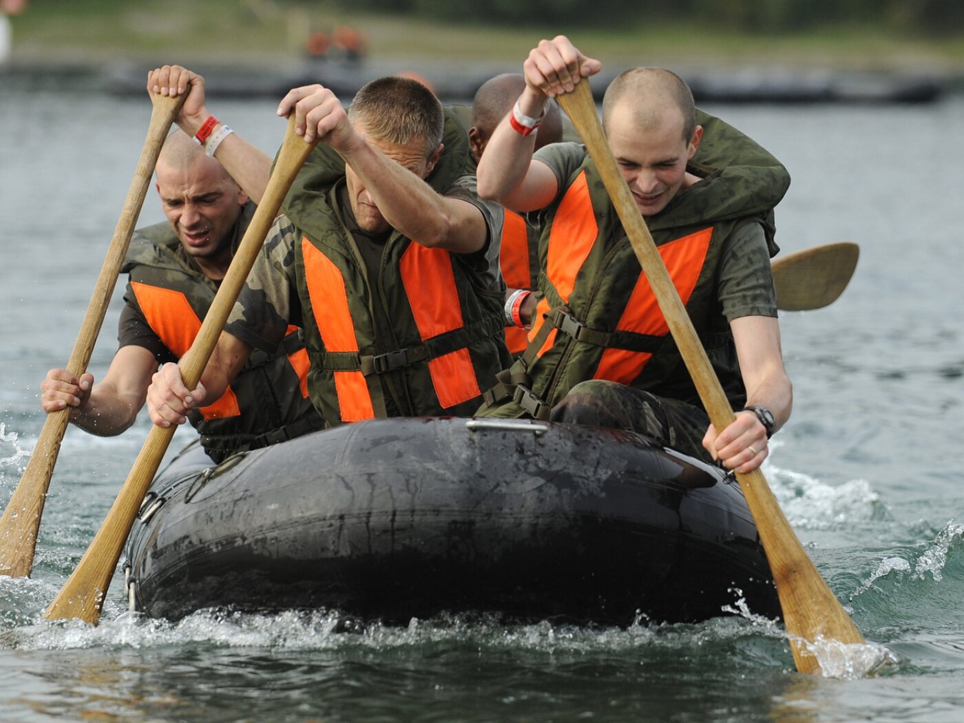 militari impegati a remare a bordo di un gommone