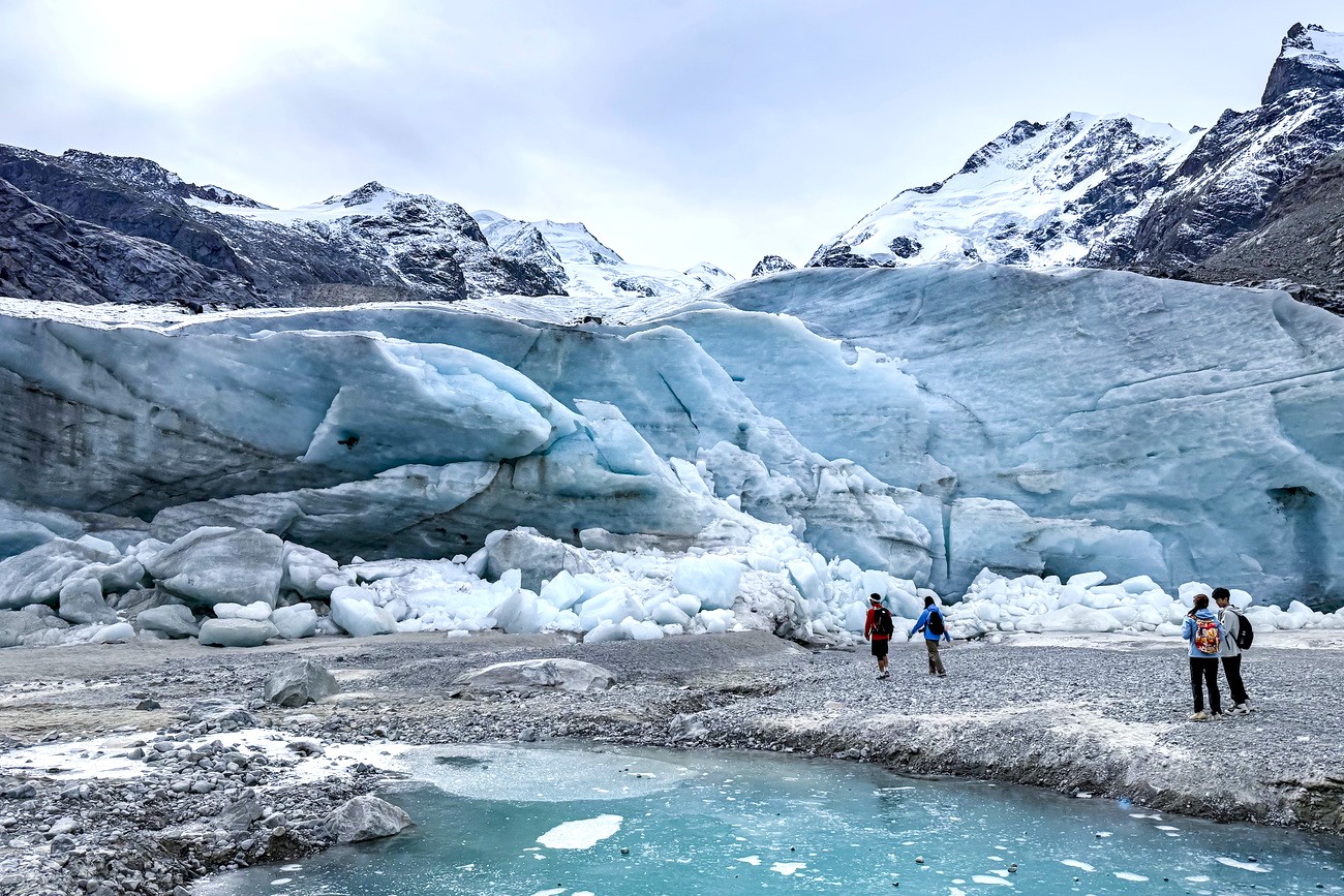 persone davanti a un ghiacciaio
