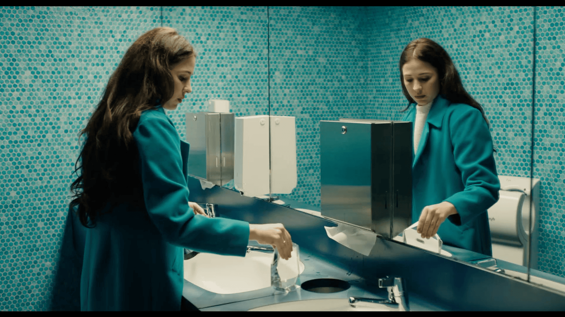 Scene of "The Currents".