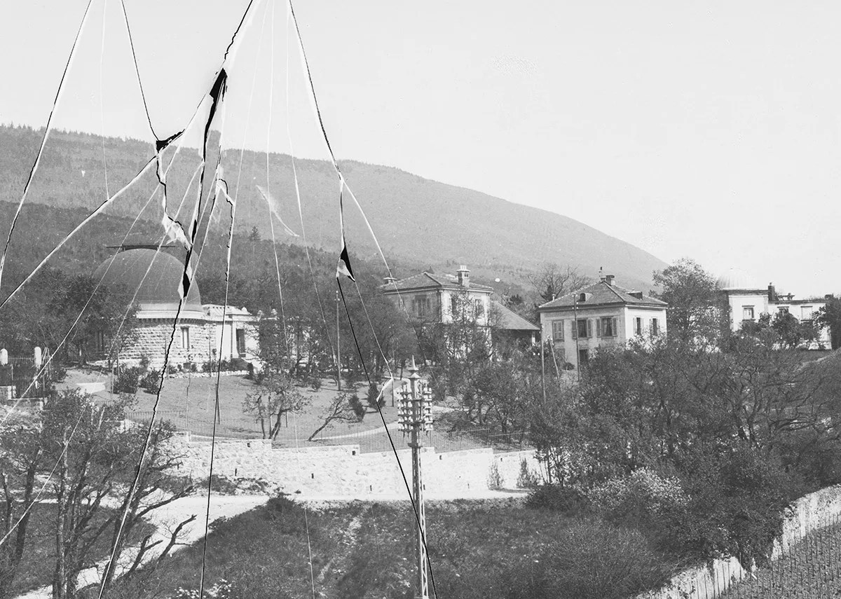 Ein Observatorium auf einer (beschädigten) Fotoplatte aus Glas