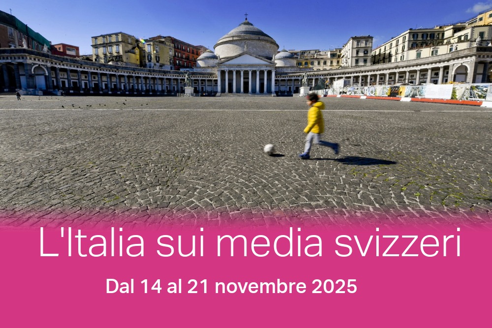 bambino che gioca a pallone su una piazza