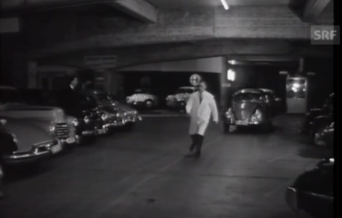 Mann auf Rollschuhen weist Auto in Parkplatz ein