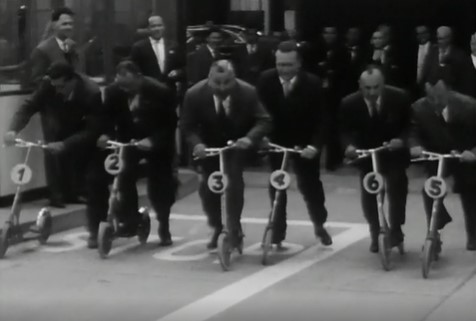 Männer auf Trottinett