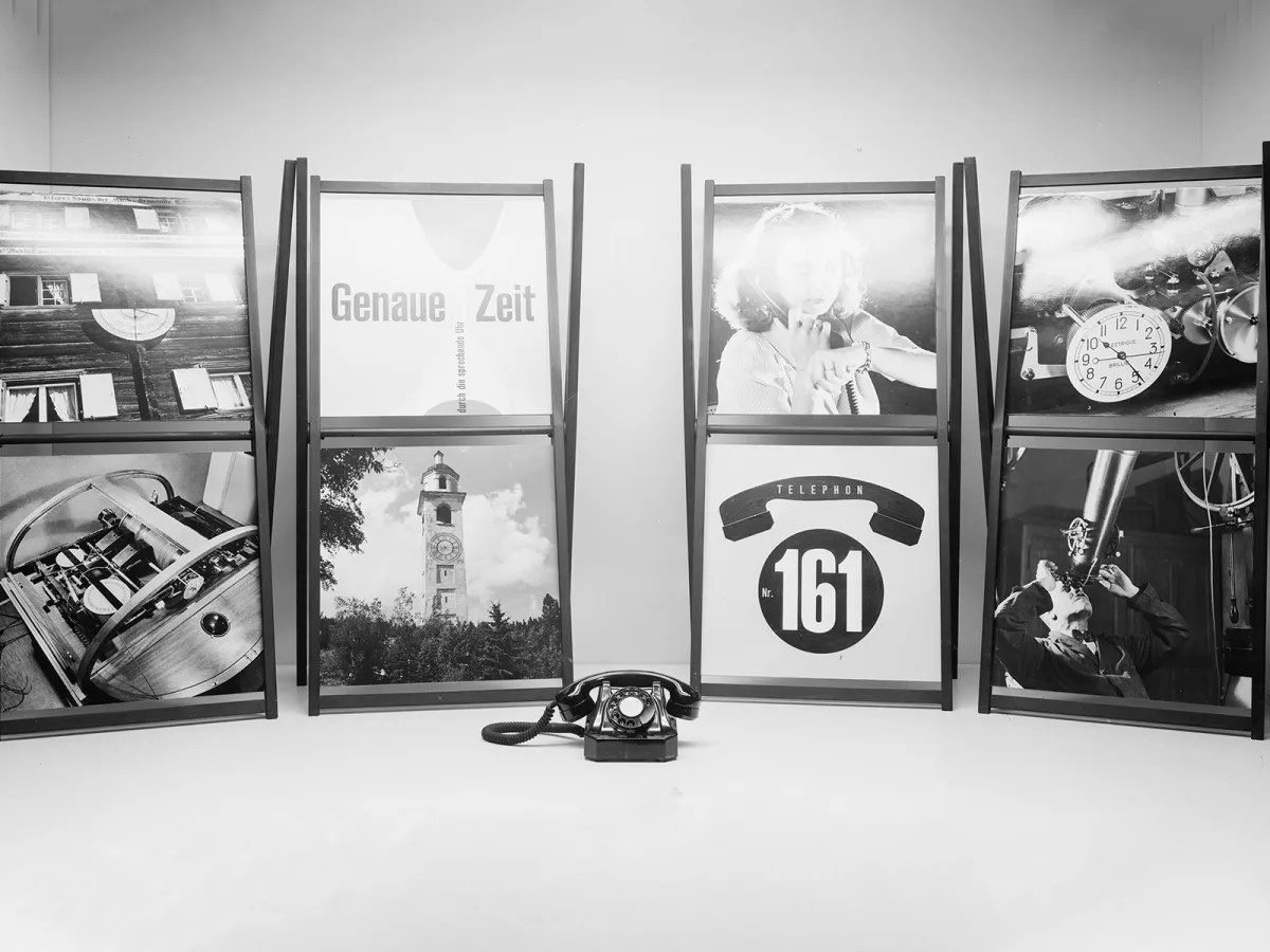 Alte PTT-Plakate und ein altes Telefonmodell