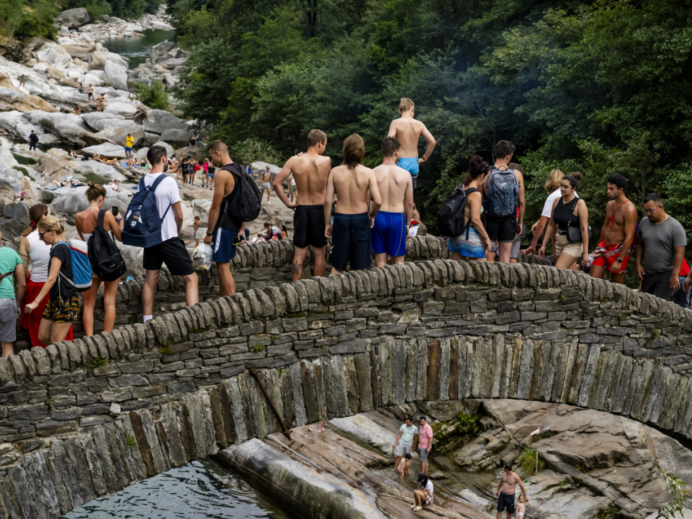 persone su un vecchio ponte
