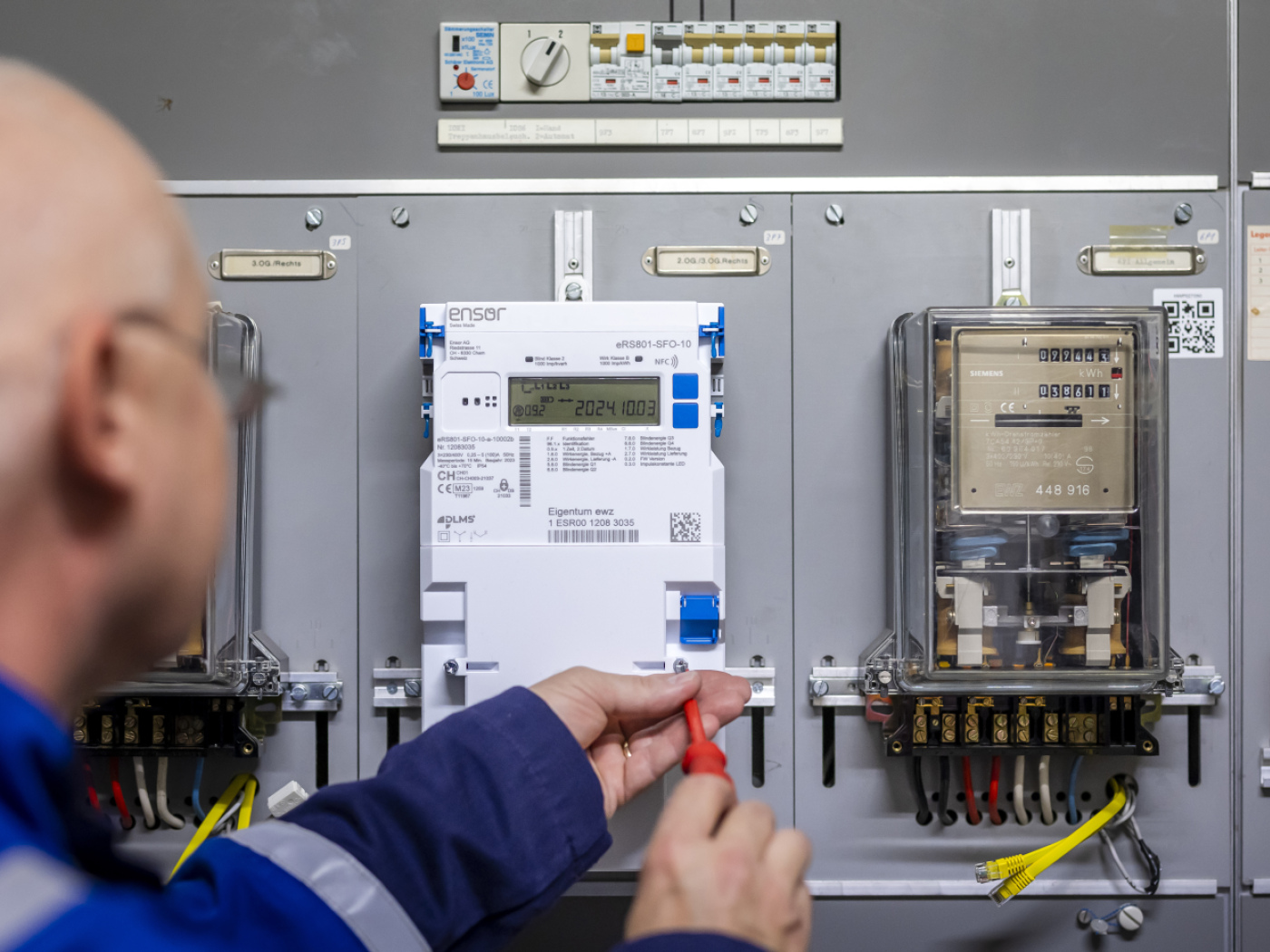 elettricista al lavoro a un contatore