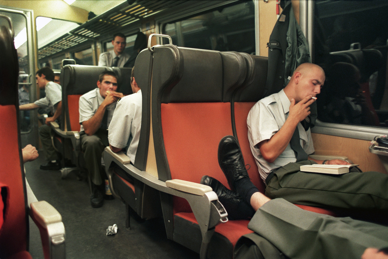 soldati fumano in treno