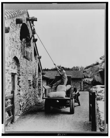 1917年，亞瑟·柯蒂斯·詹姆斯的農場工作現場。此照片收藏於美國華盛頓國會圖書館的印刷品和照片區。