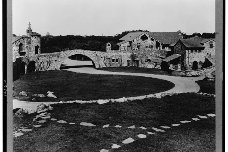 攝於1917年的瑞士村。建築群於這一年正式竣工。此照片收藏於美國華盛頓國會圖書館(Library of Congress，LOC)的印刷品和照片區。