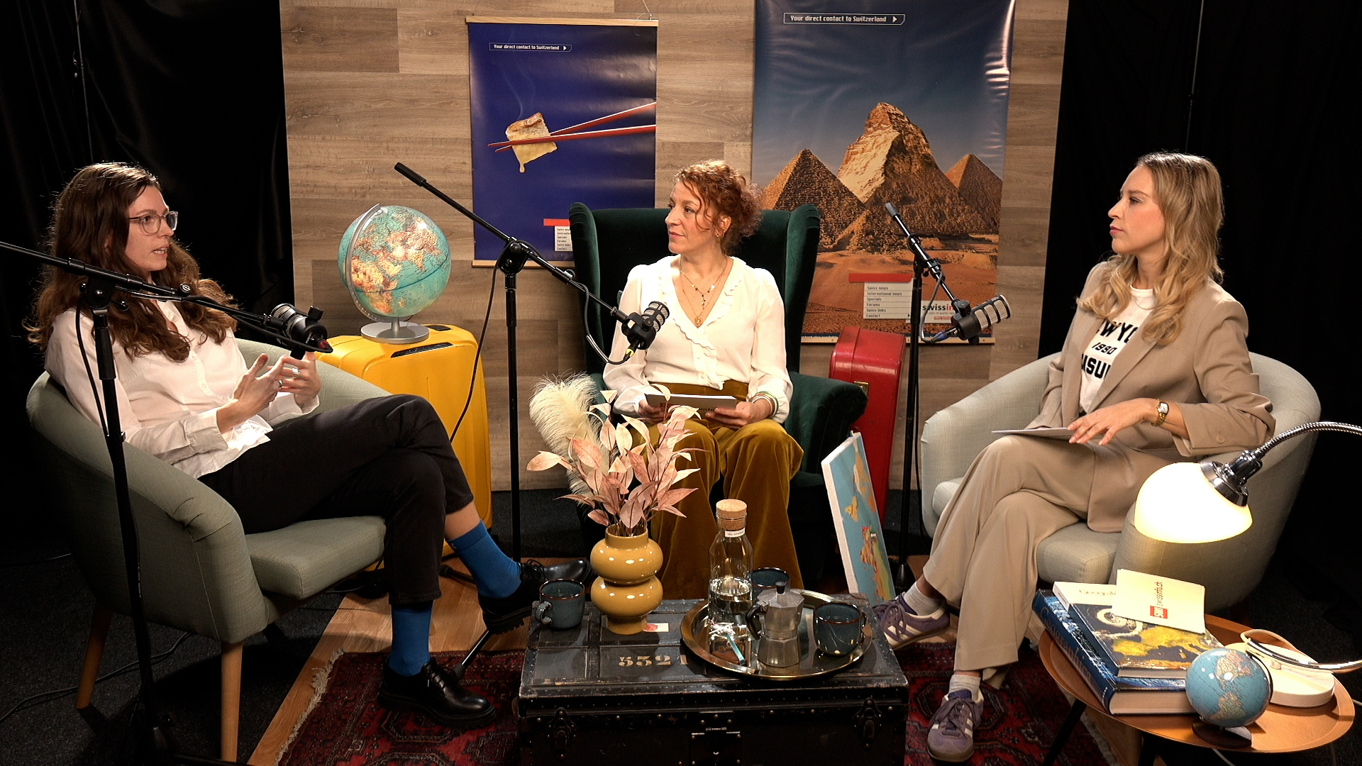 La linguiste Simone Morehed (à gauche) explique aux journalistes et présentatrices du podcast Emilie Ridard (au centre) et Camille Kündig (à droite) comment l'apprentissage de nouvelles langues nous affecte.