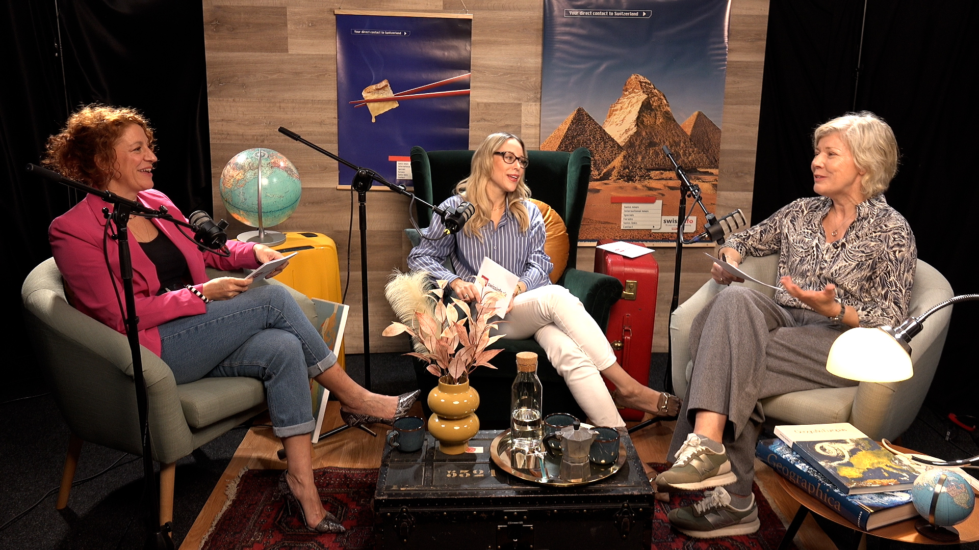 Les journalistes Emilie Ridard (à gauche) et Camille Kündig (au centre) en discussion avec la coach interculturelle Heike Geiling sur les défis de l’interculturalité.