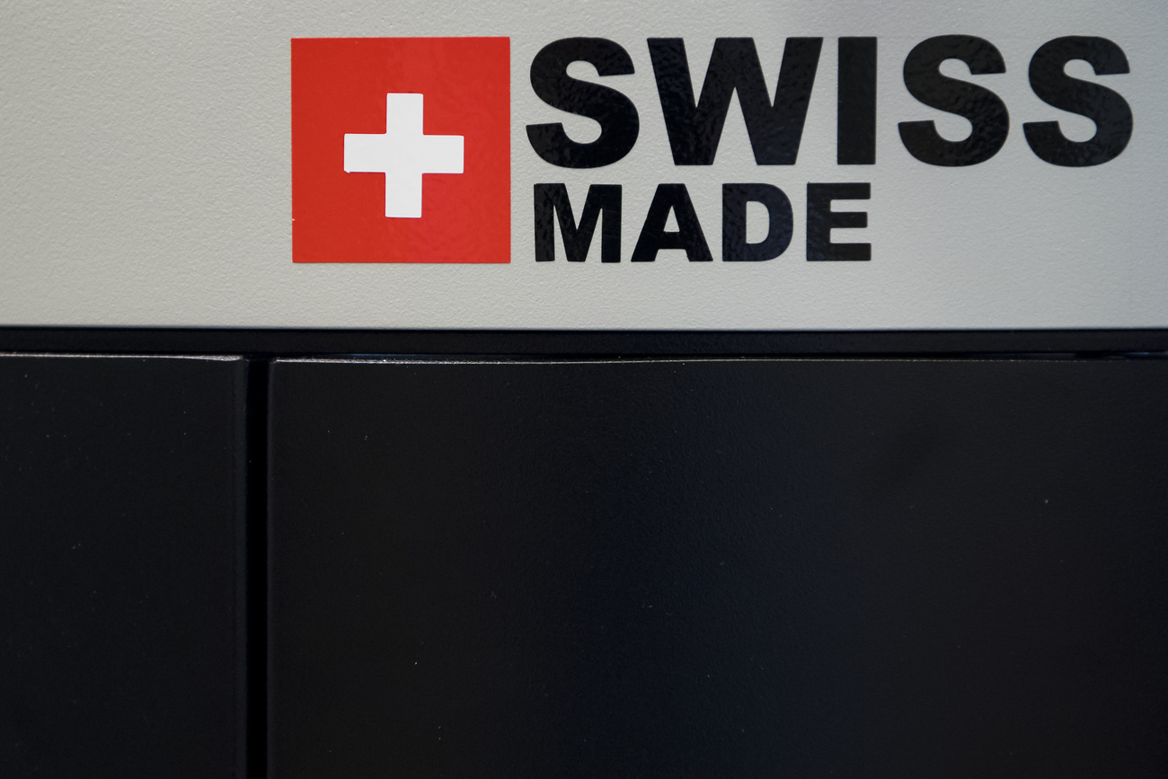 bandiera svizzera accanto a scritta swiss made