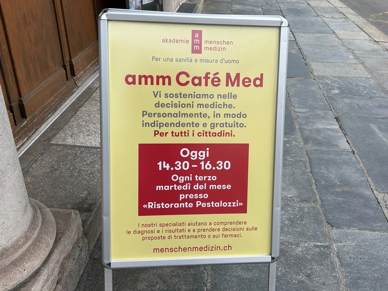 Una volta al mese, il manifesto affisso davanti al ristorante dell'hotel invita non a un caffè e a una torta, ma a un consulto gratuito.