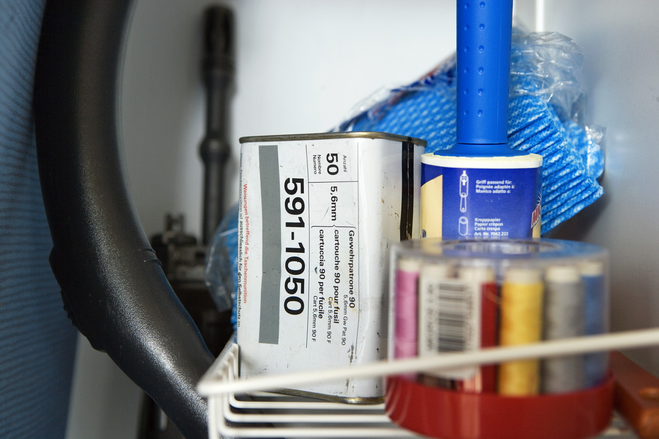 Nell'armadio, riposto accanto all'aspirapolvere, un pacchetto di munizioni.