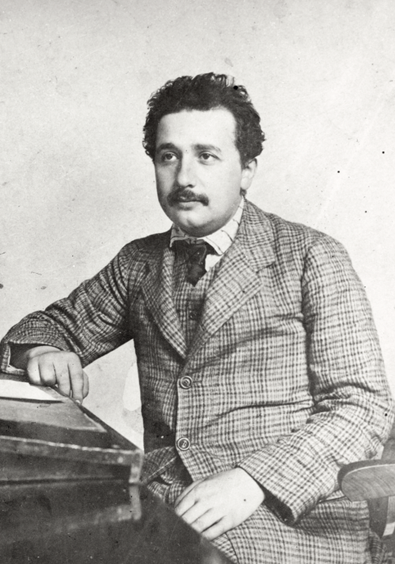 Einstein nel 1905, seduto all’Ufficio federale dei brevetti di Berna