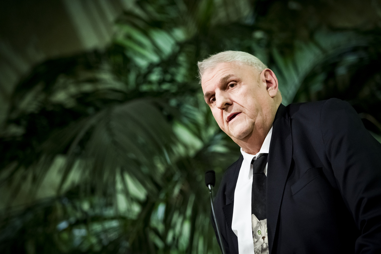 Persona, palme sullo sfondo