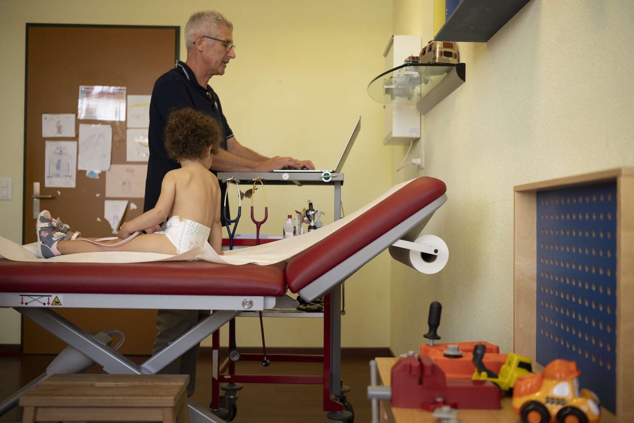 Medico visita bambina