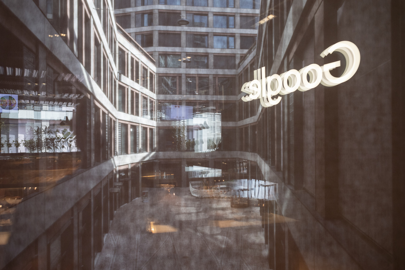 logo google riflesso in una finestra