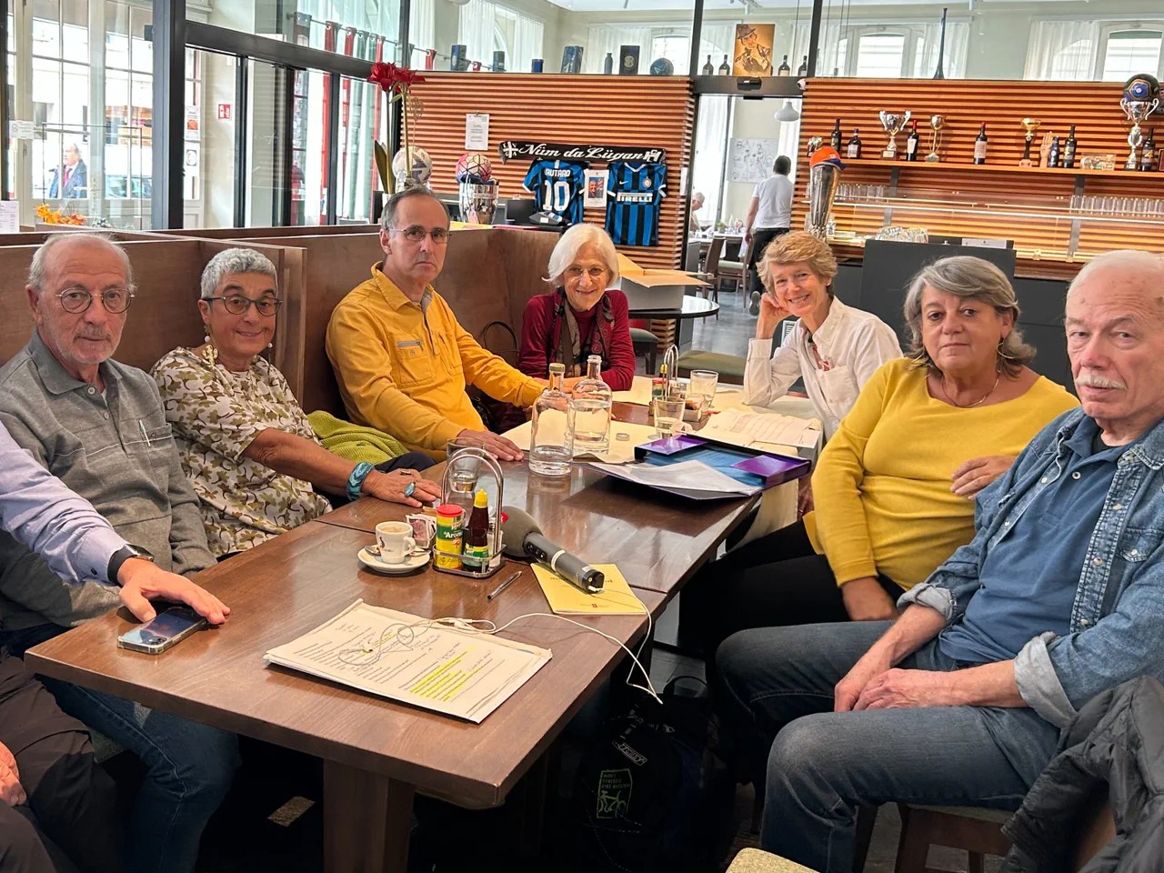 They meet once a month in a restaurant hall: retired doctors offer free consultations.