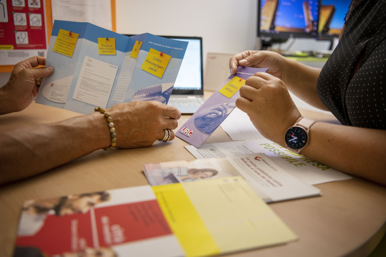 Trovare un nuovo posto di lavoro diventa nettamente più difficile in Svizzera