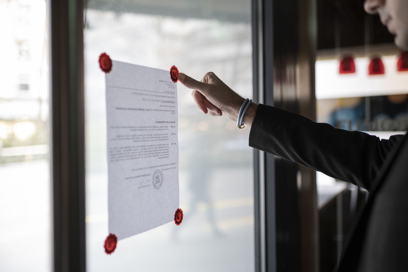 lettera incollata su una finestra