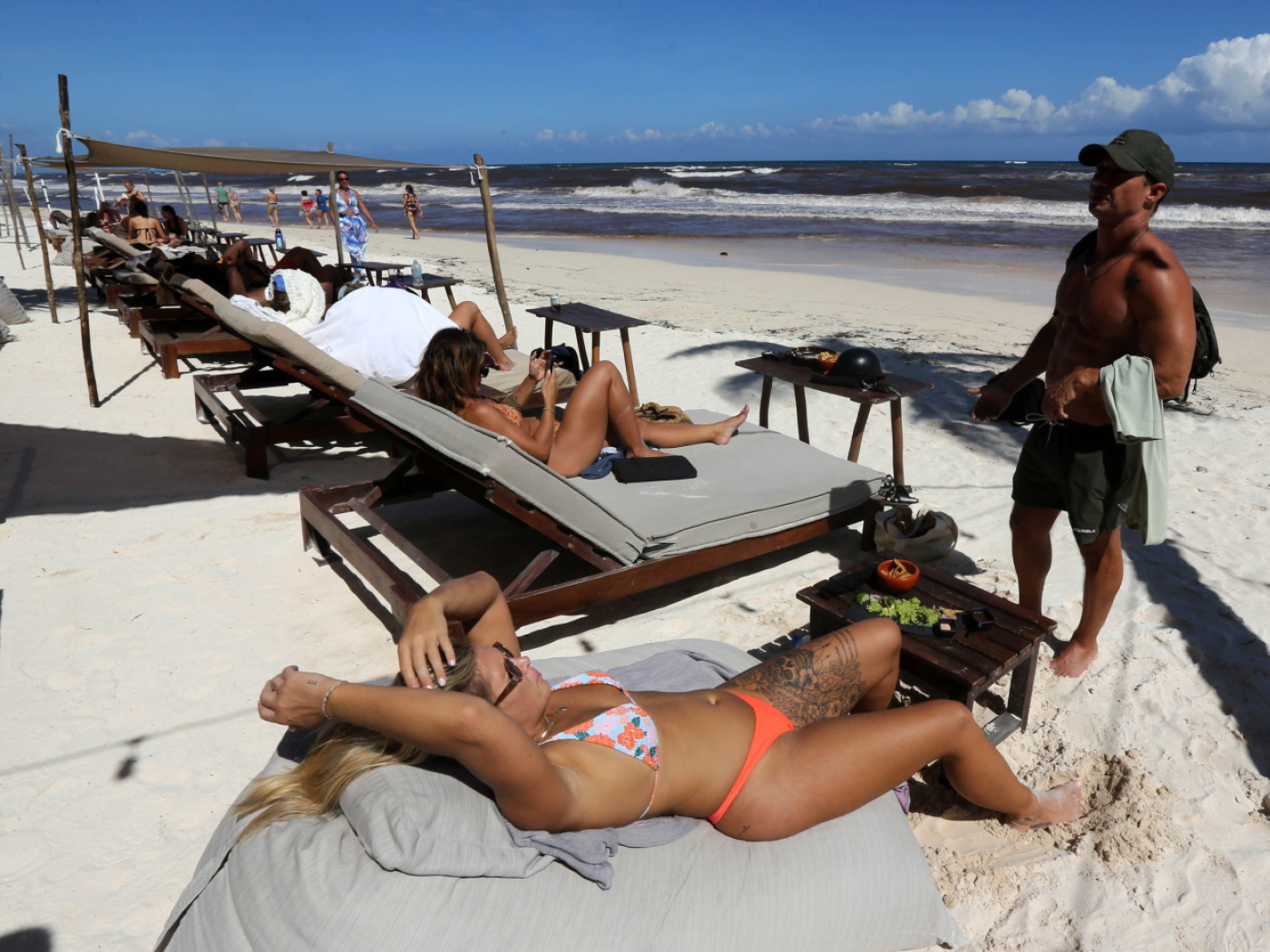 persone su sdraio in spiaggia