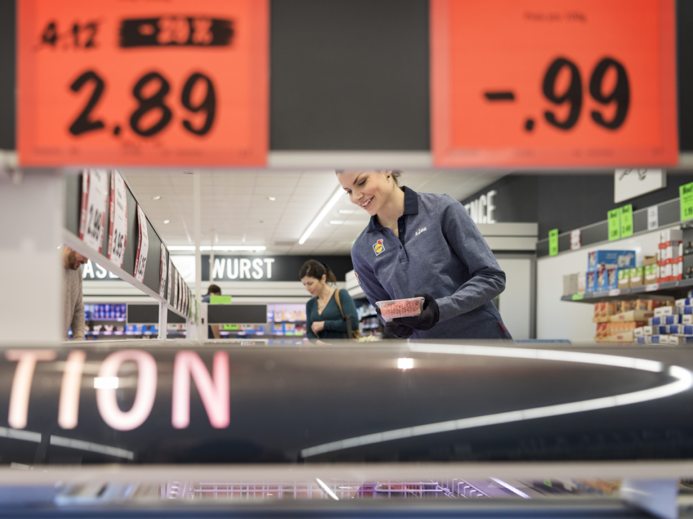 impiegata lidl davanti a un congelatore in negozio