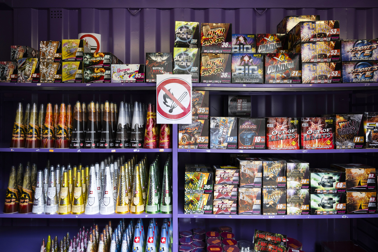 scaffale con materiale pirotecnico