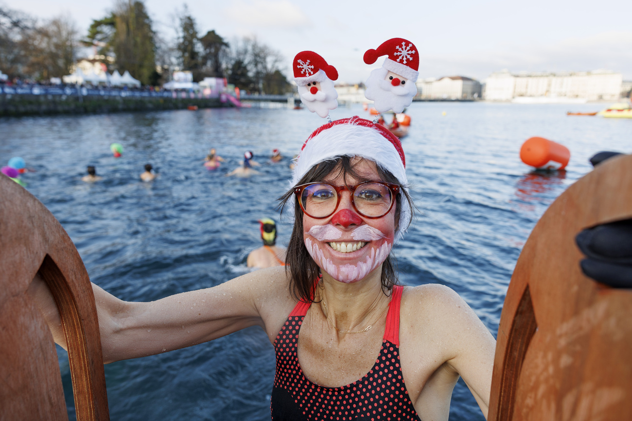 donna n costuma mentre esce da un lago