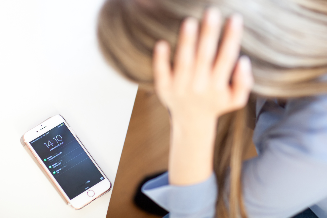 Una donna con i capelli tra le mani.