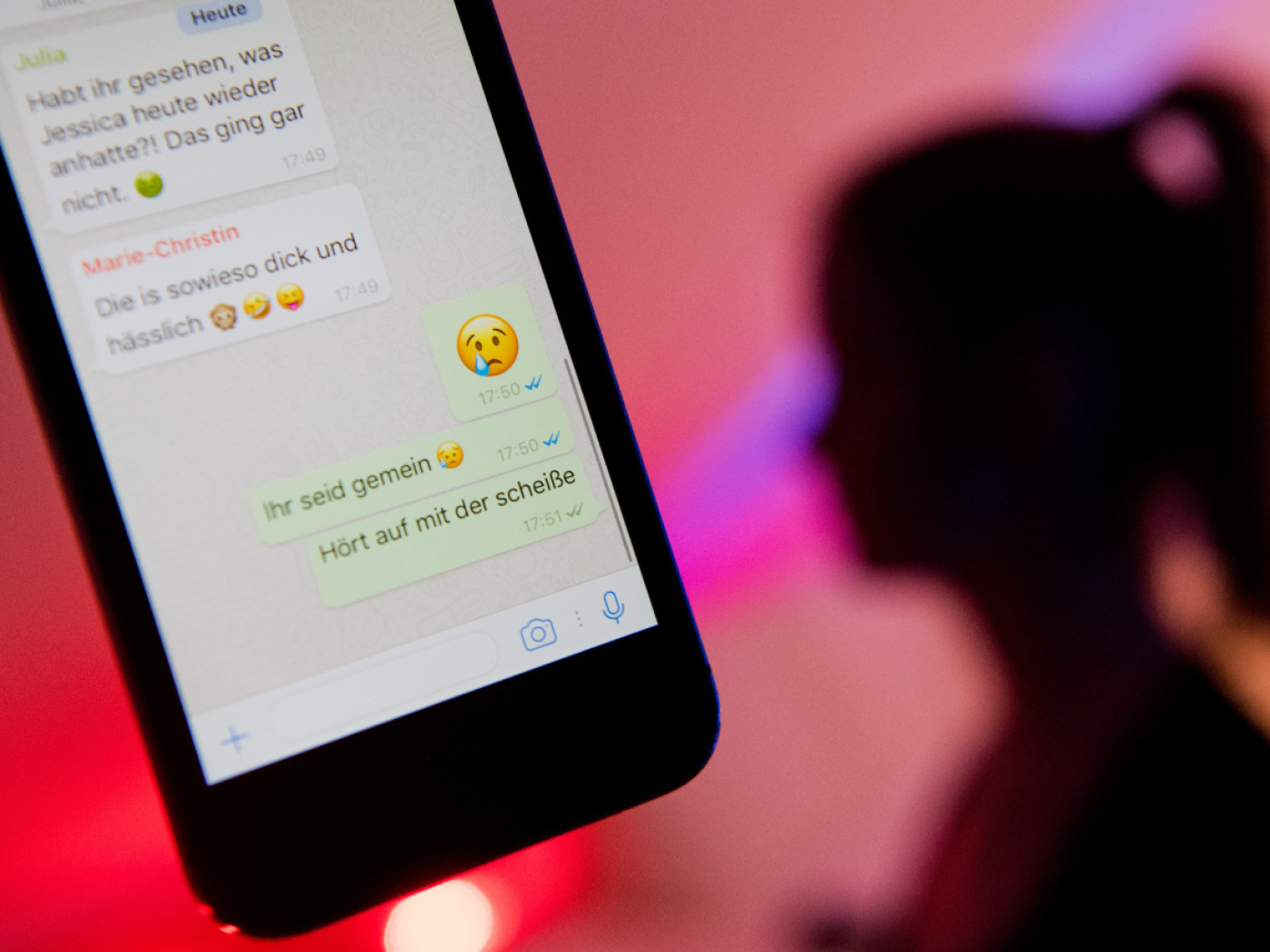 scambio di messaggi offensivi in tedesco sulla schermata di uno smartphone