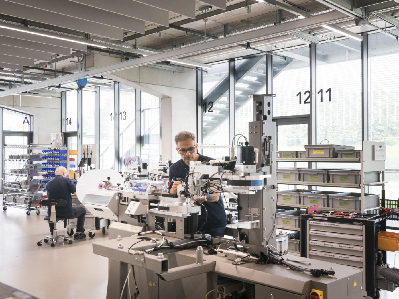 persona al lavoro in un laboratorio (?)