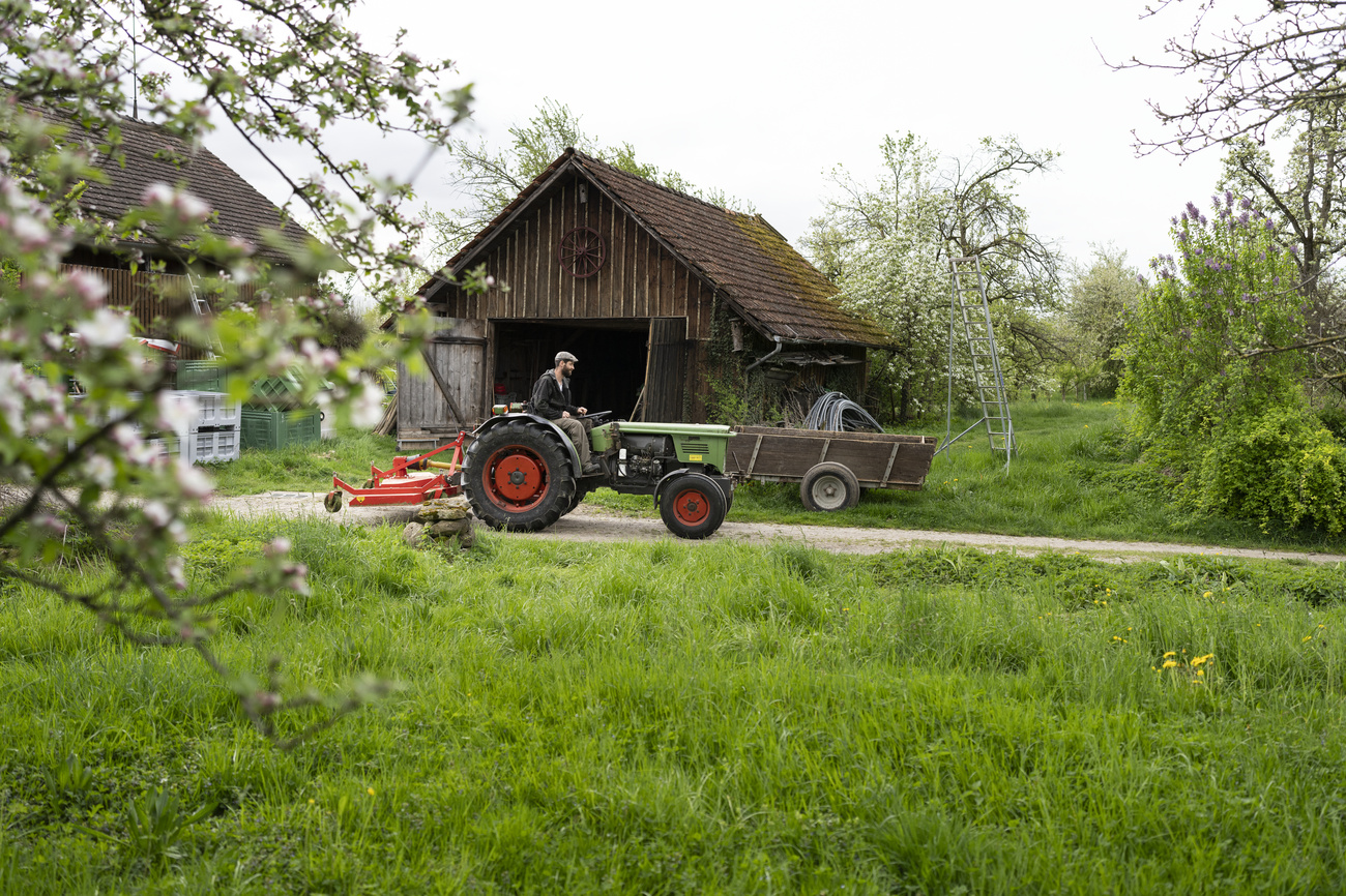Bauer fährt Traktor