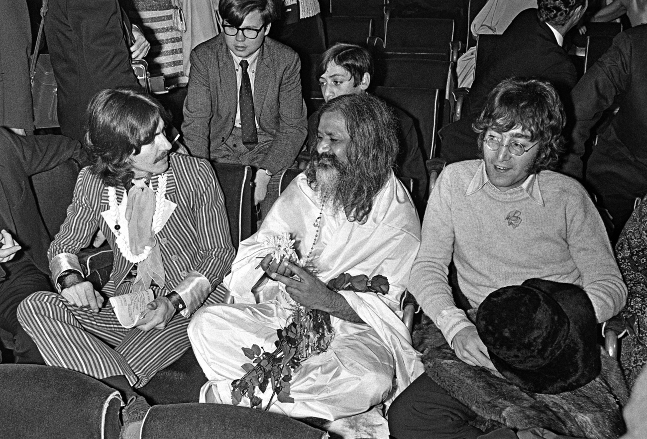 Le Maharishi Mahesh Yogi avec George Harrison et John Lennon