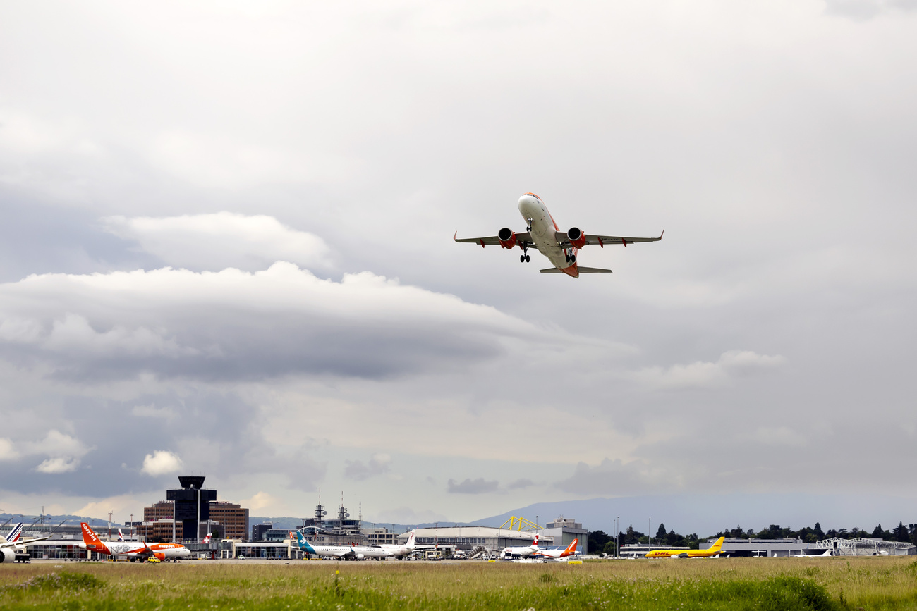 Aereo decolla dall'aeroporto di Ginevra